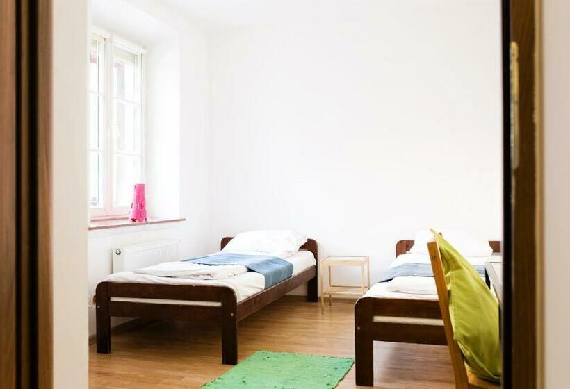 اتاق استاندارد با سرویس بهداشتی مشترک, Folk Hostel