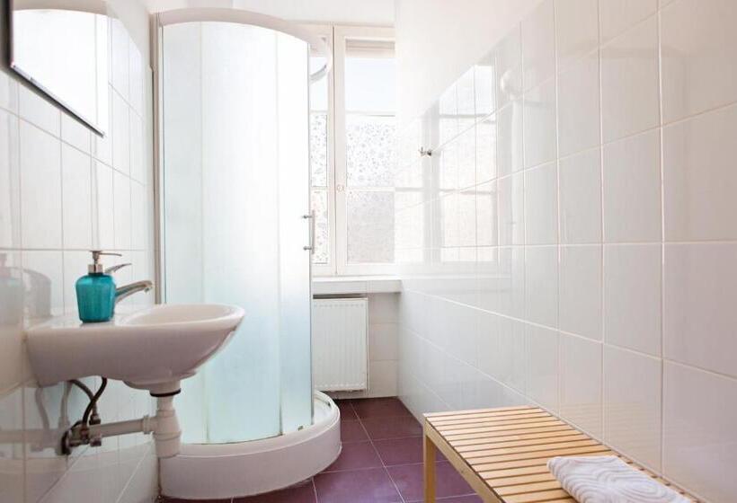 اتاق لوکس سه تخته, Folk Hostel