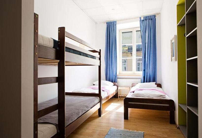 اتاق استاندارد چهارنفره با سرویس بهداشتی مشترک, Folk Hostel