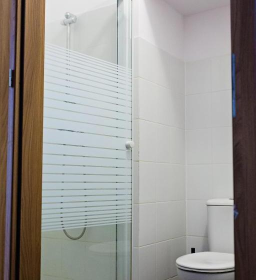 اتاق استاندارد سه تخته با سرویس بهداشتی مشترک, Folk Hostel