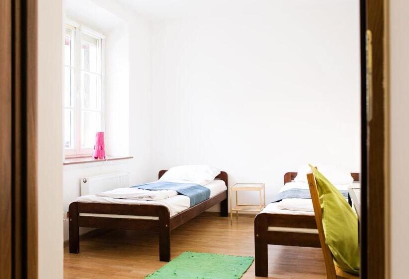 اتاق استاندارد سه تخته با سرویس بهداشتی مشترک, Folk Hostel