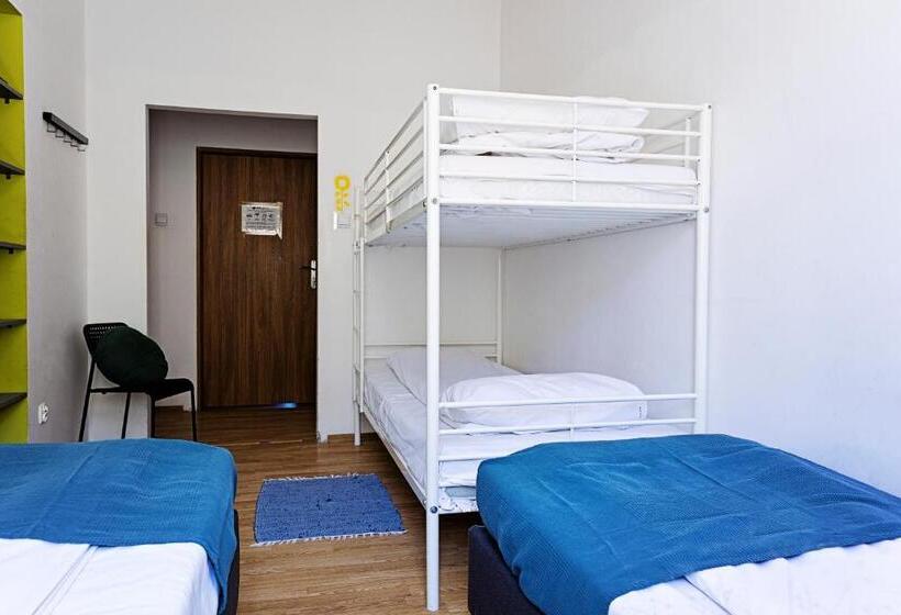 اتاق استاندارد چهارنفره با سرویس بهداشتی مشترک, Folk Hostel