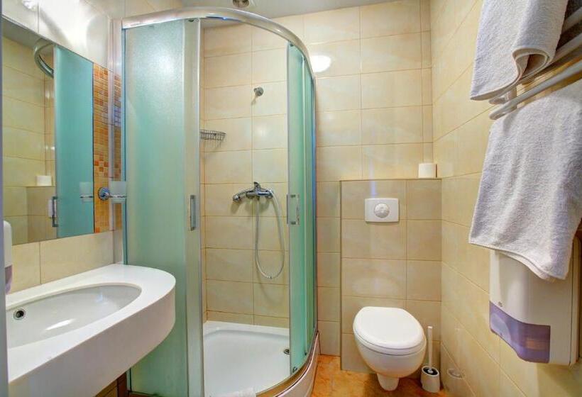 اتاق پریمیوم سه تخته, Hostel Evotel