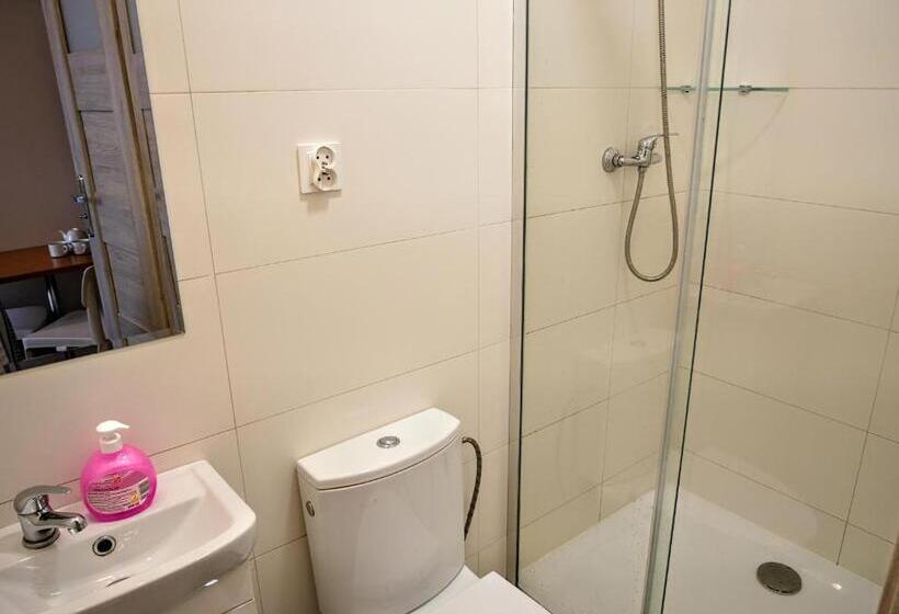 اتاق استاندارد سه نفره, Hostel Evotel