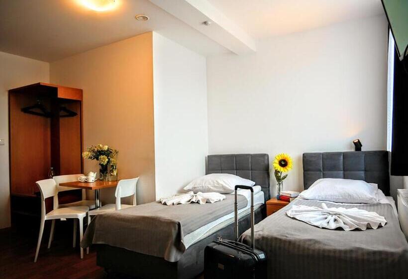 اتاق استاندارد سه نفره, Hostel Evotel