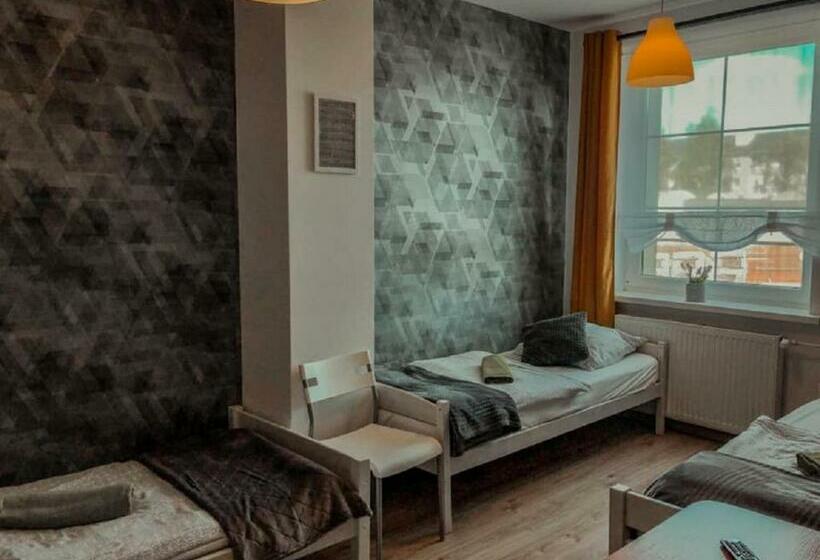 اتاق استاندارد سه تخته با سرویس بهداشتی مشترک, Hostel Przed świtem
