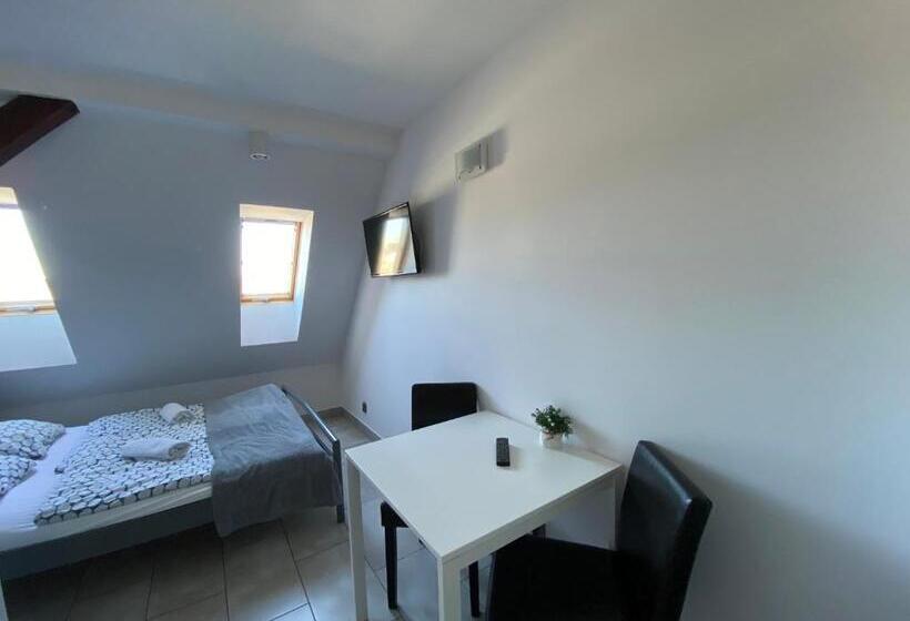 Номер Стандарт, Hostel Przed świtem
