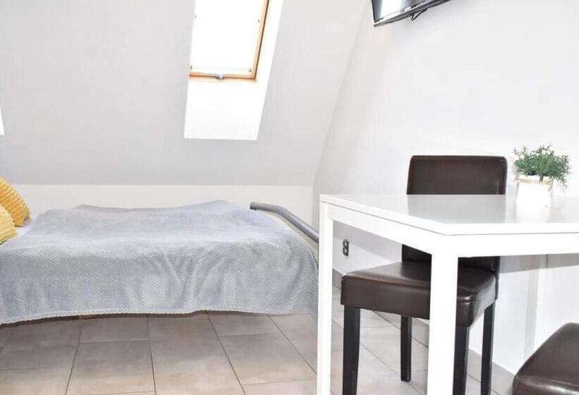 Номер Стандарт, Hostel Przed świtem