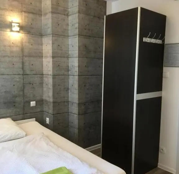スタンダードスタジオ, Hostel Przed świtem
