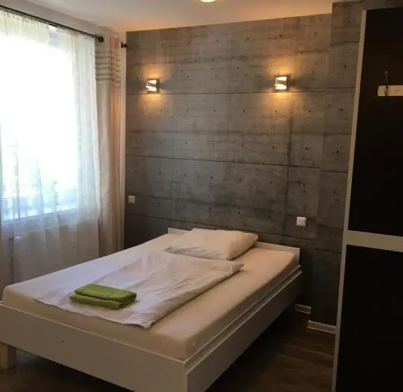 スタンダードスタジオ, Hostel Przed świtem