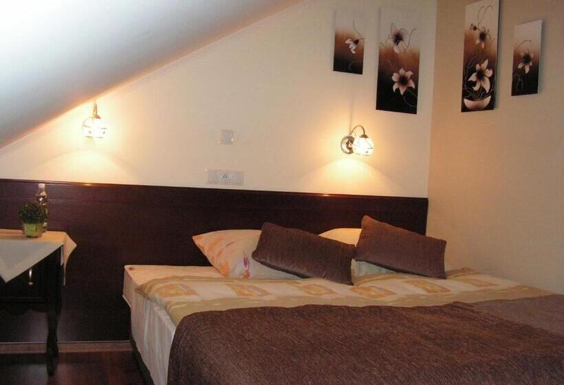 디럭스 룸, Dworek Jolanta