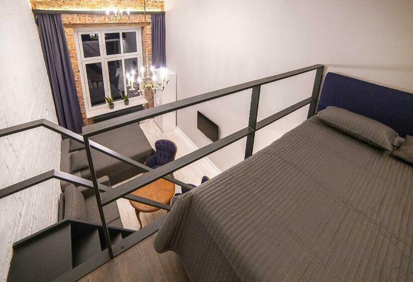 חדר משפחתי, Moho L