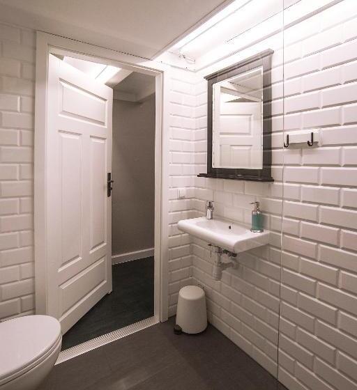 חדר סופריור לארבעה, Moho L