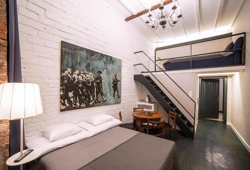 חדר סופריור לארבעה, Moho L