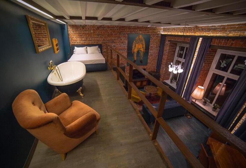 סוויטה משפחתית, Moho L