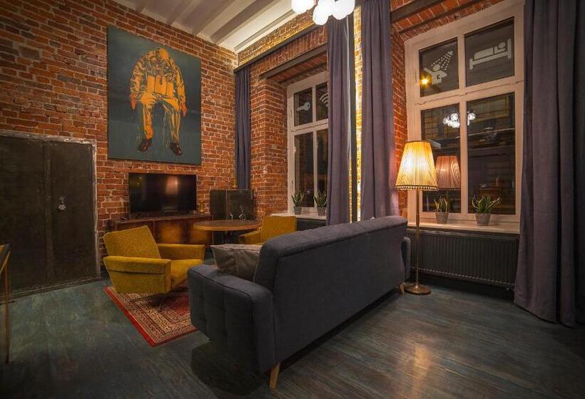 סוויטה משפחתית, Moho L