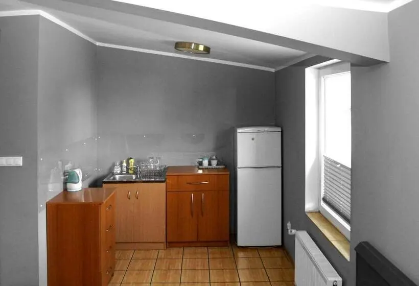 Standard Neljän Hengen Huone, Reda