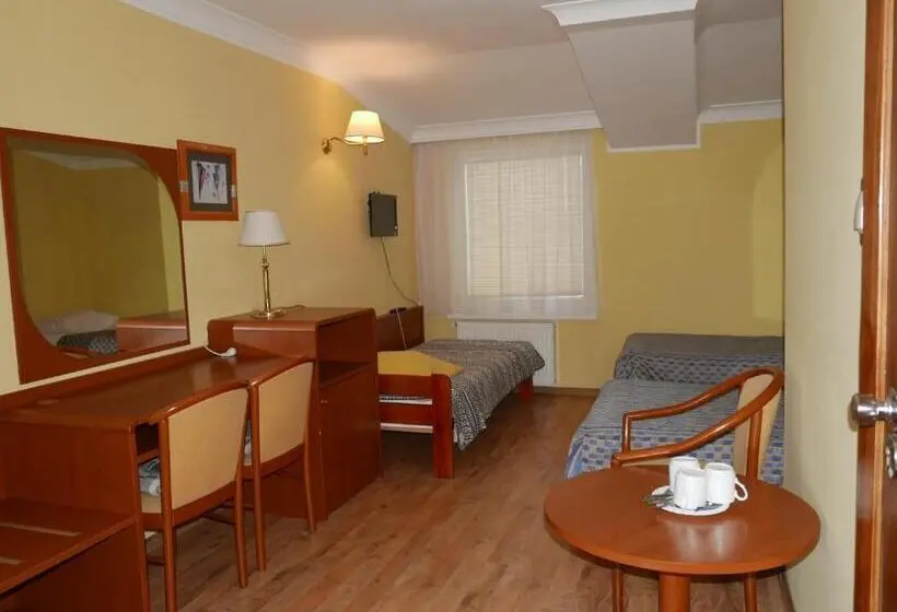 Standard Kolmen Hengen Huone, Reda