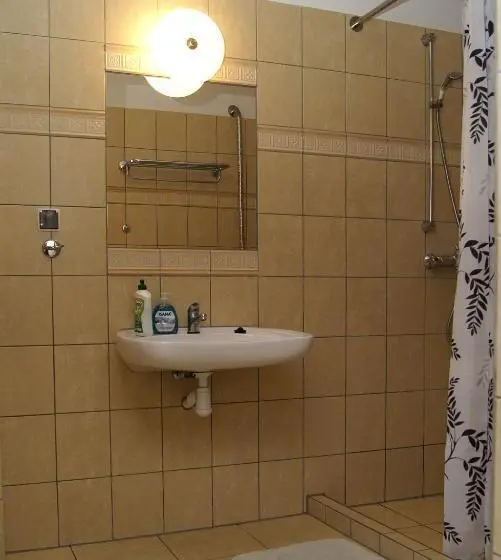 Standard Neljän Hengen Huone, Reda