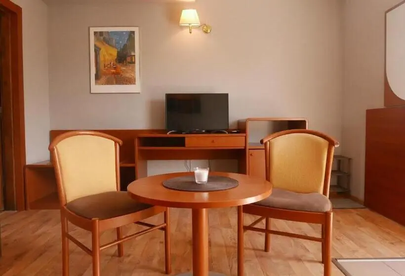 Deluxe-studio, Reda