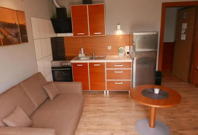 Deluxe-studio, Reda