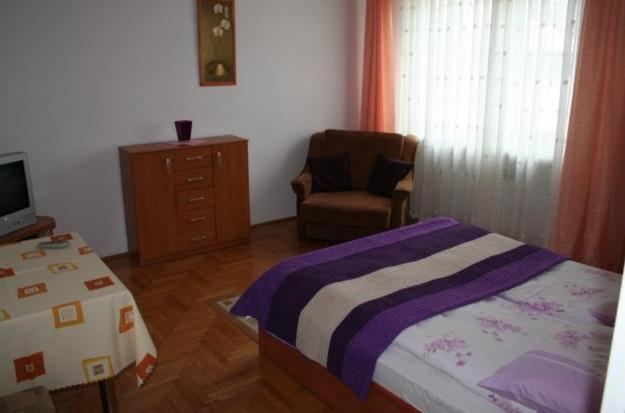 غرفة قياسية, Ow Polkard