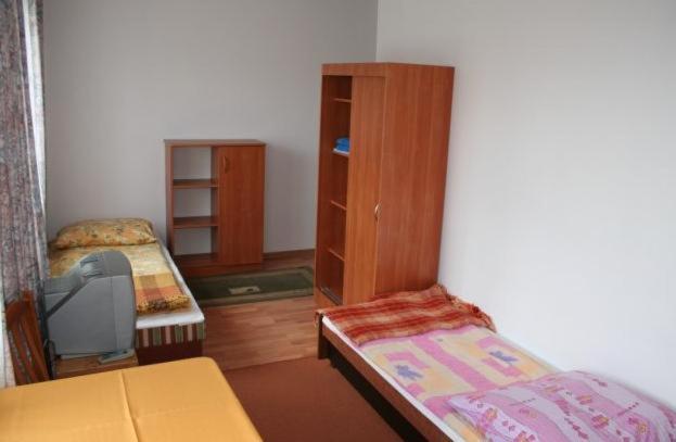 غرفة قياسية ثلاثية, Ow Polkard