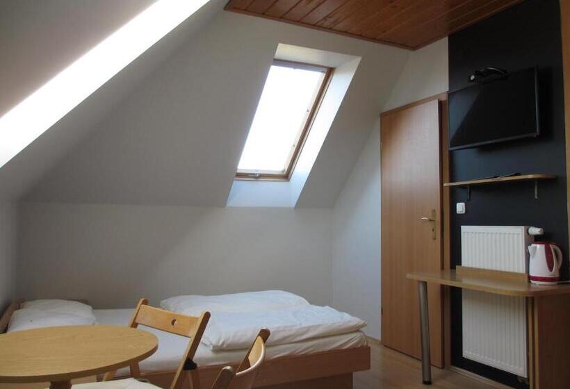 חדר סטנדרט לשלושה, Mylak