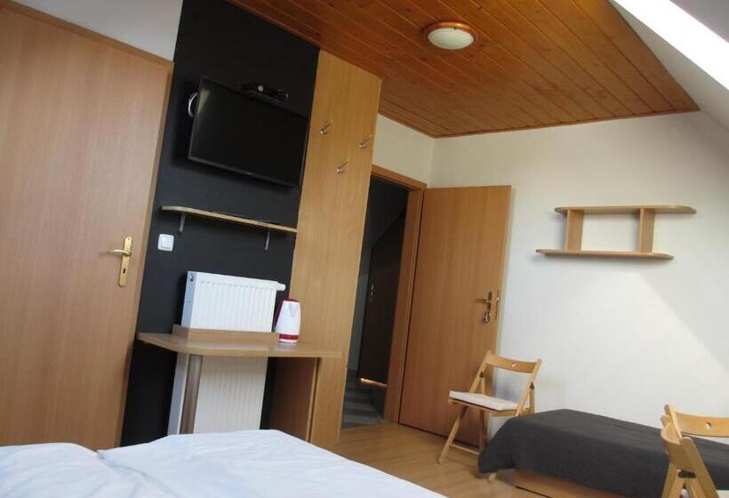 חדר סטנדרט לשלושה, Mylak