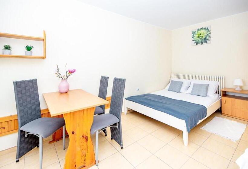 חדר אקונומי, Nt Holiday