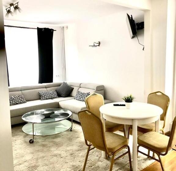 דירת שני חדרים, Nt Holiday