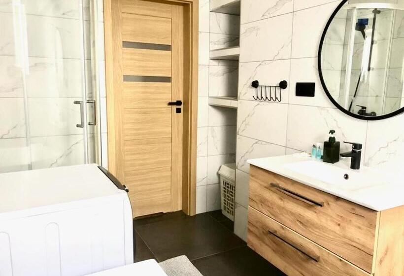 דירת שני חדרים, Nt Holiday