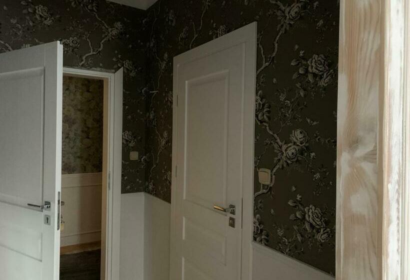 غرفة قياسية, Willa Sarna