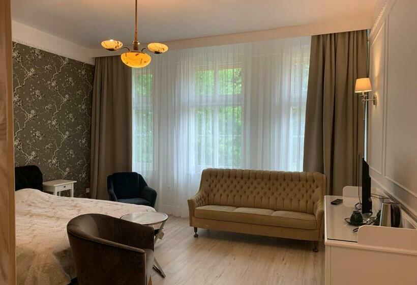 غرفة قياسية, Willa Sarna