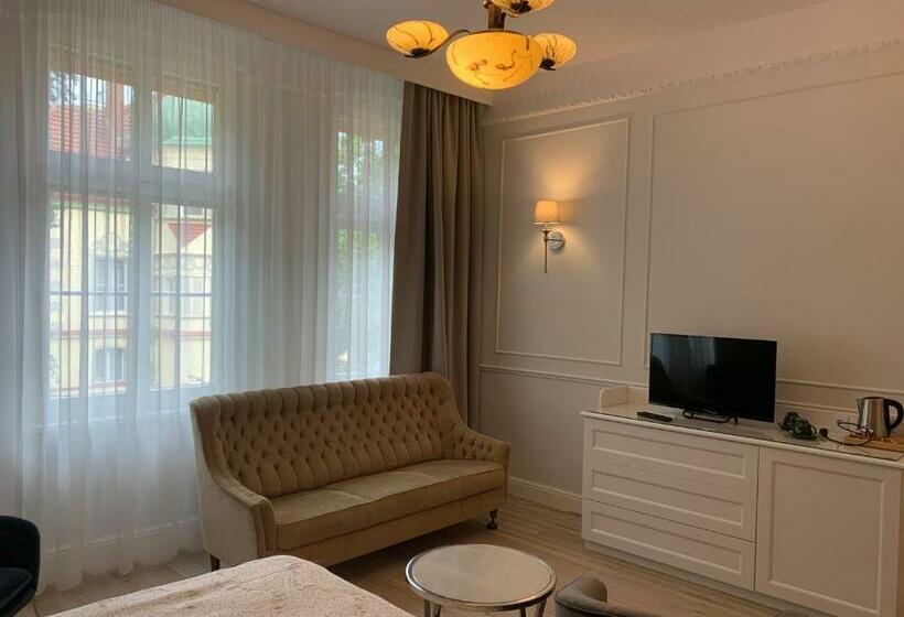 غرفة قياسية, Willa Sarna