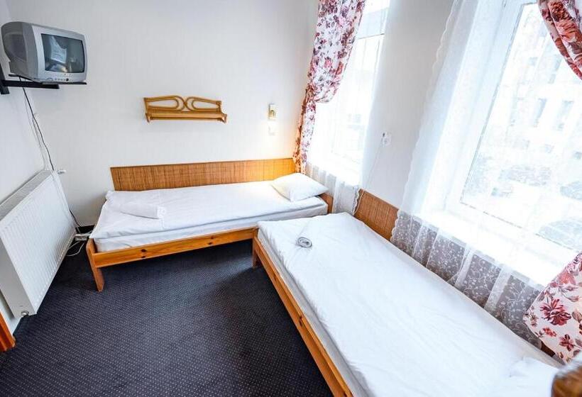 اتاق استاندارد سه نفره, Willa Safona