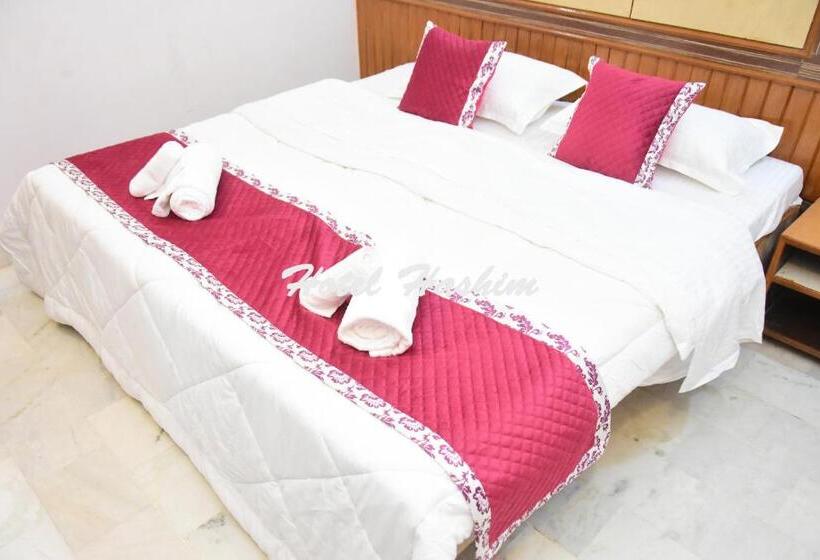 חדר דלוקס, Hashim