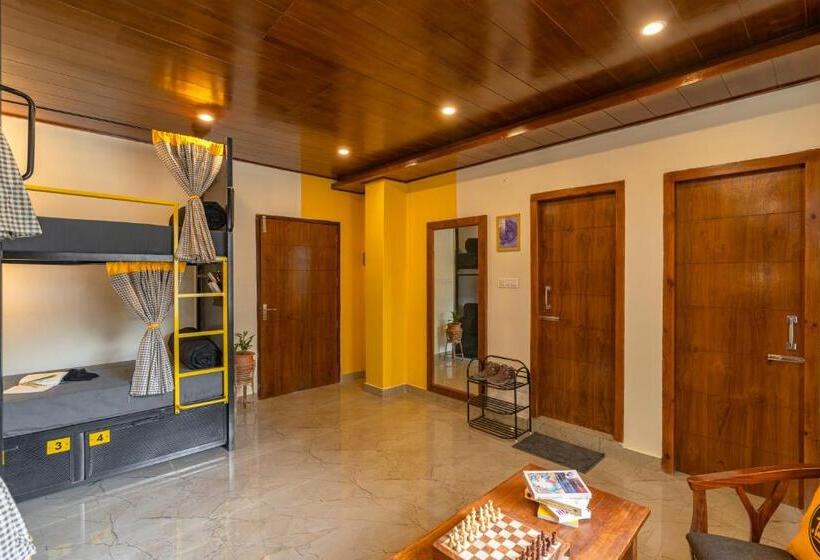 تختخواب در اتاق مشترک, The Hosteller Kasol, Parvati Valley