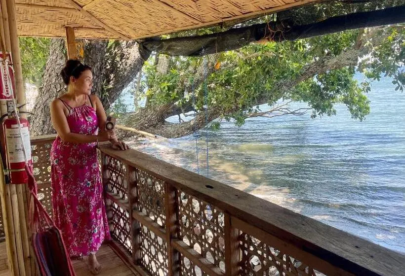 オーシャンビュースタンダードルームバルコニー付き, Borbon S Treehouse By The Sea