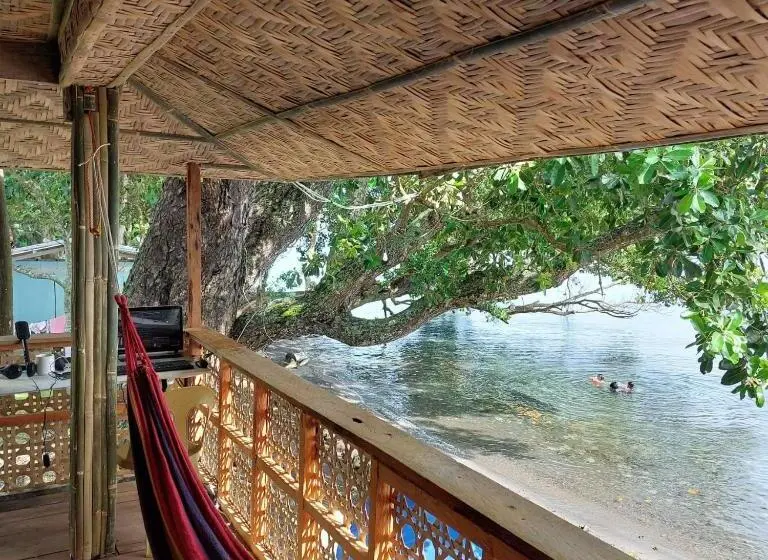 オーシャンビュースタンダードルームバルコニー付き, Borbon S Treehouse By The Sea