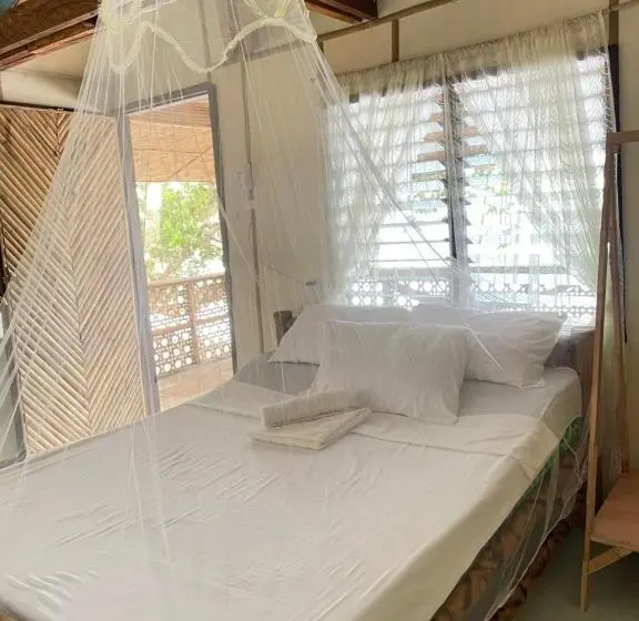 オーシャンビュースタンダードルームバルコニー付き, Borbon S Treehouse By The Sea