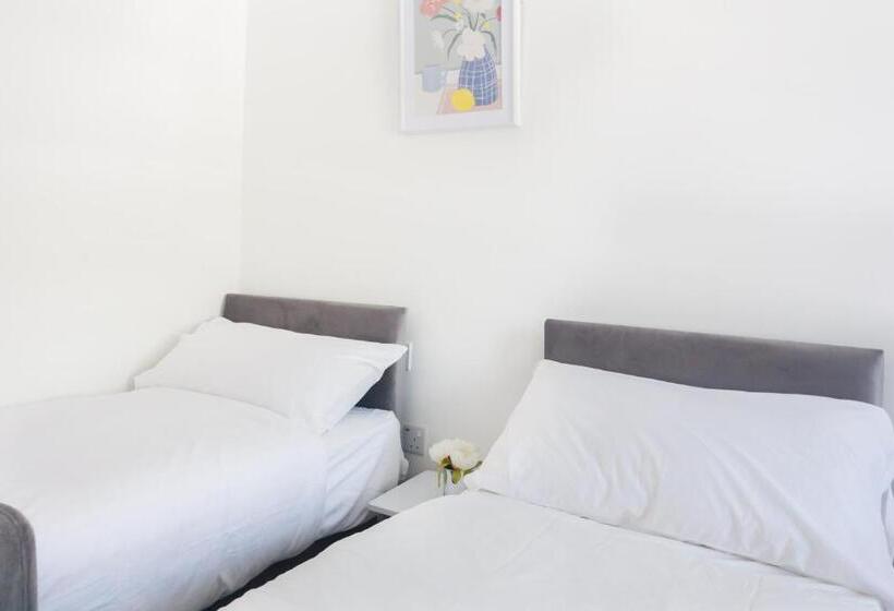 バスルーム共有のトリプルスタンダード, Studio9 Rooms   Next To Emirates Stadium   Budget Rooms With Shared Bathroom