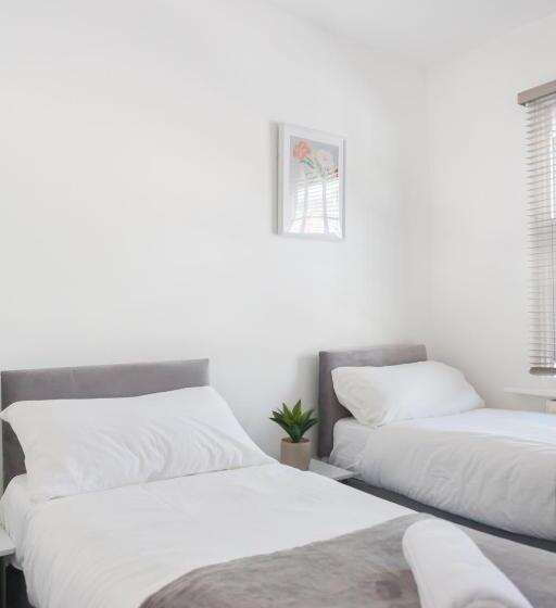 バスルーム共有のトリプルスタンダード, Studio9 Rooms   Next To Emirates Stadium   Budget Rooms With Shared Bathroom
