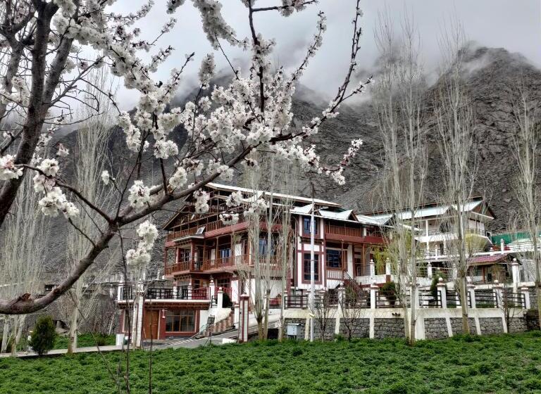 家庭间, Ashuna Hotel & Resort