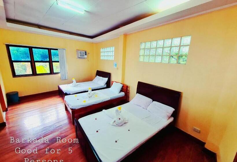 اتاق استاندارد سه تخته با بالکن, La Familia Guest House