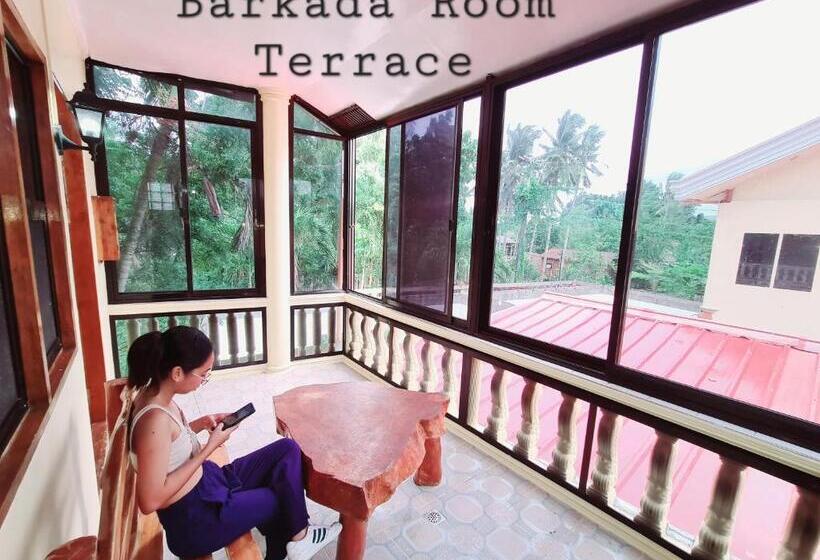 اتاق استاندارد سه تخته با بالکن, La Familia Guest House