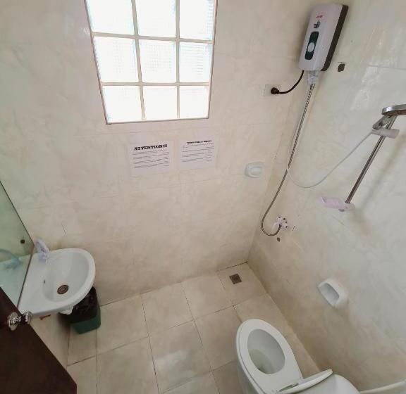 اتاق استاندارد سه تخته با بالکن, La Familia Guest House