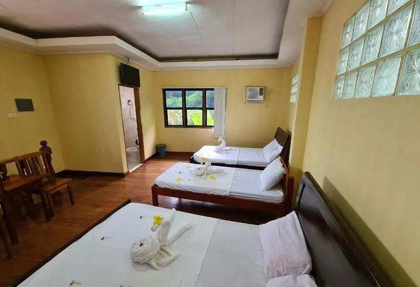 اتاق استاندارد سه تخته با بالکن, La Familia Guest House