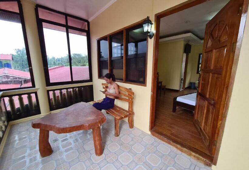 اتاق استاندارد سه تخته با بالکن, La Familia Guest House