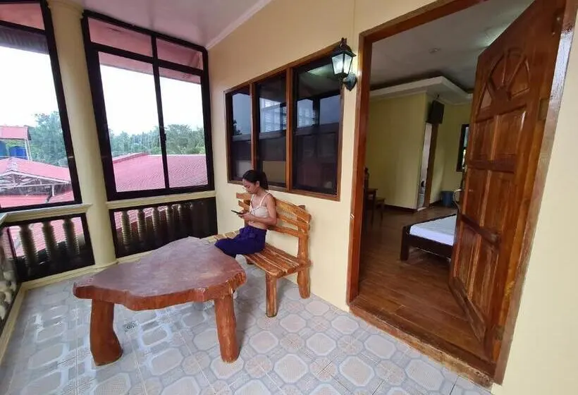 اتاق استاندارد سه تخته با بالکن, La Familia Guest House